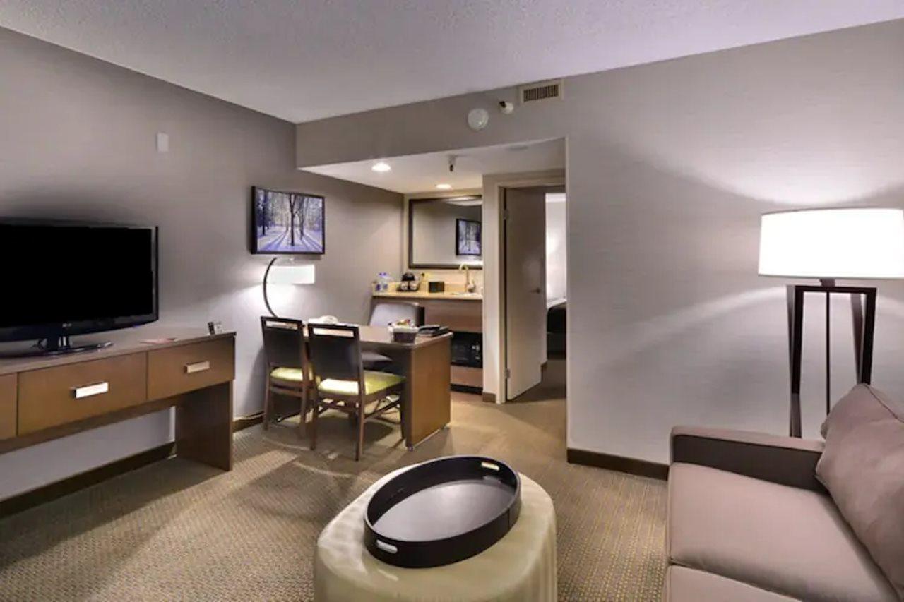 Embassy Suites By Hilton Denver Central Park Exterior foto