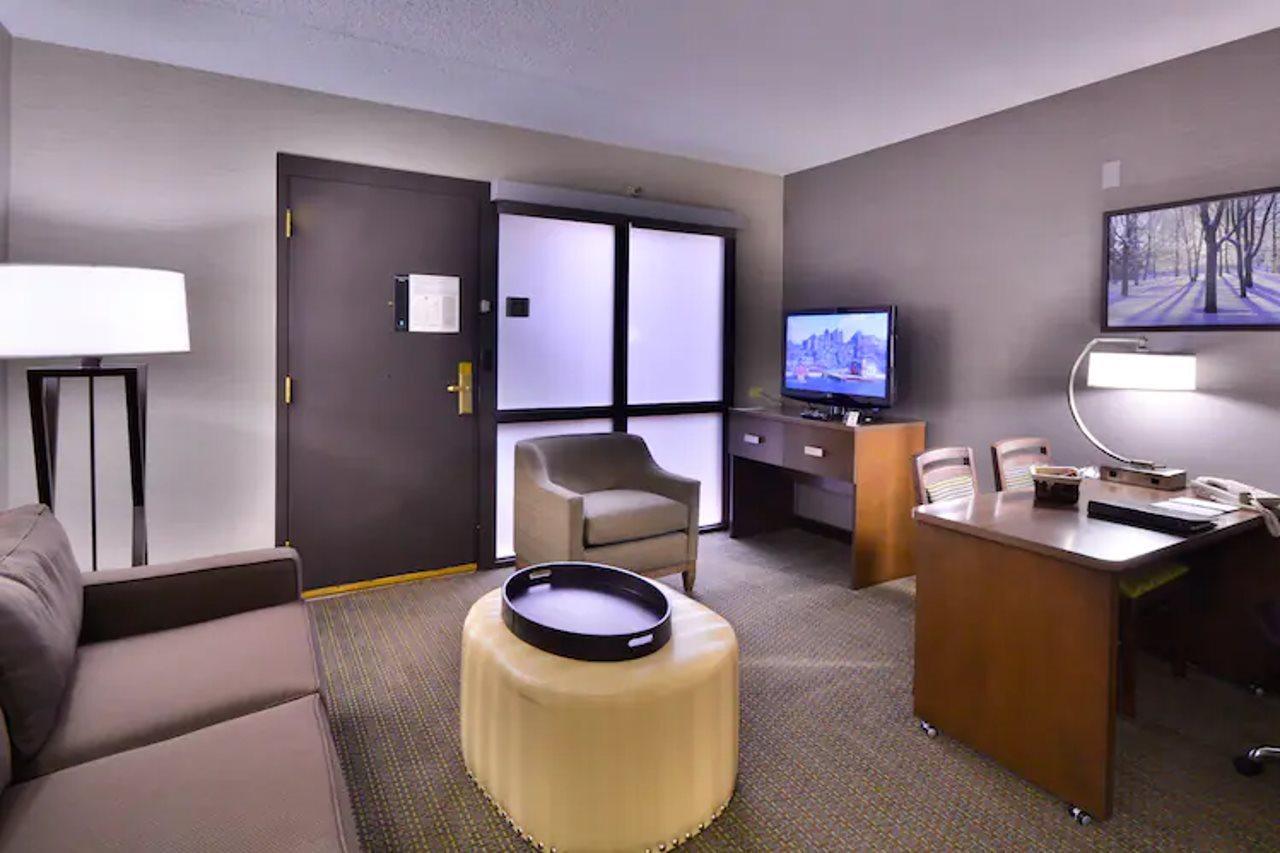 Embassy Suites By Hilton Denver Central Park Exterior foto