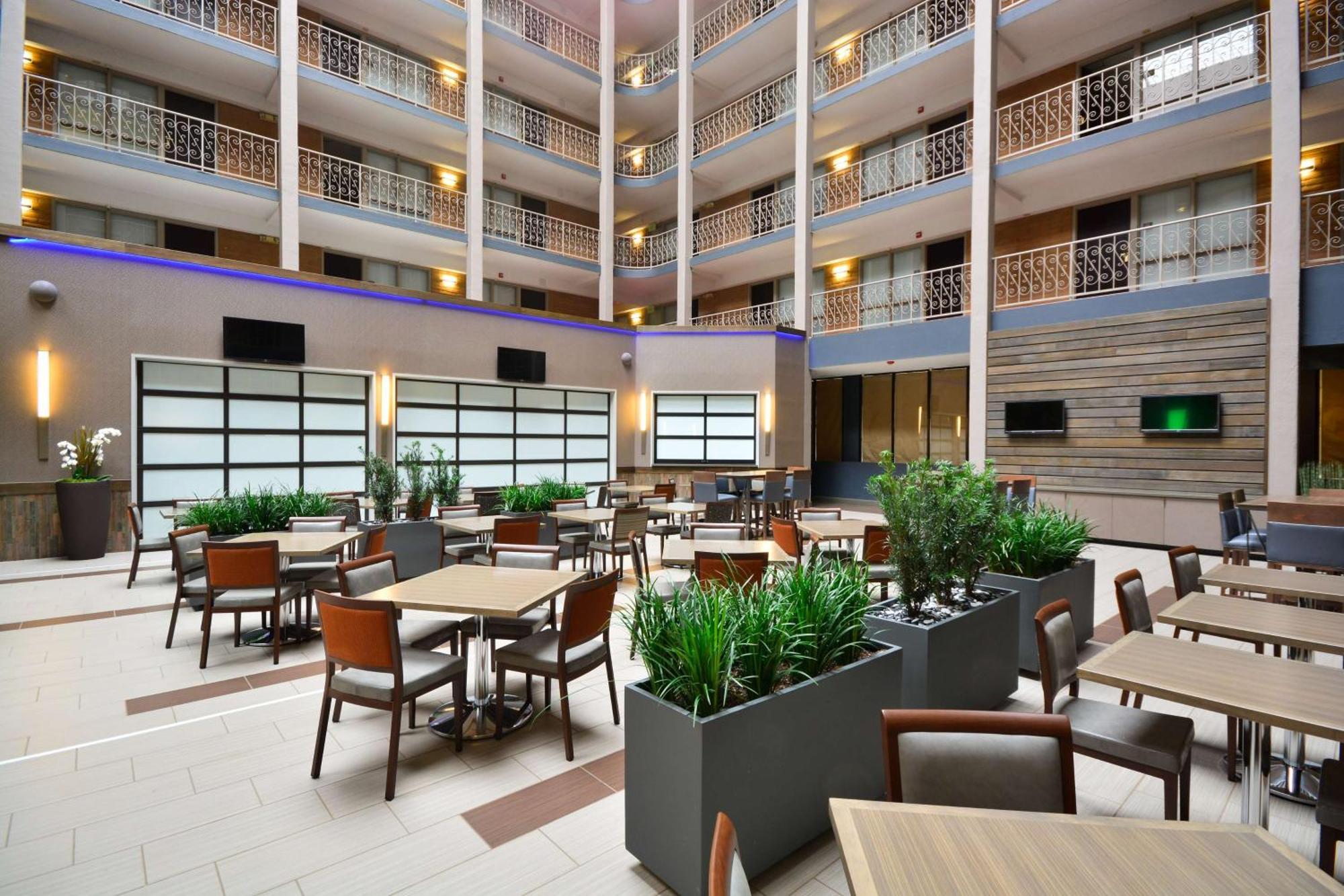 Embassy Suites By Hilton Denver Central Park Exterior foto