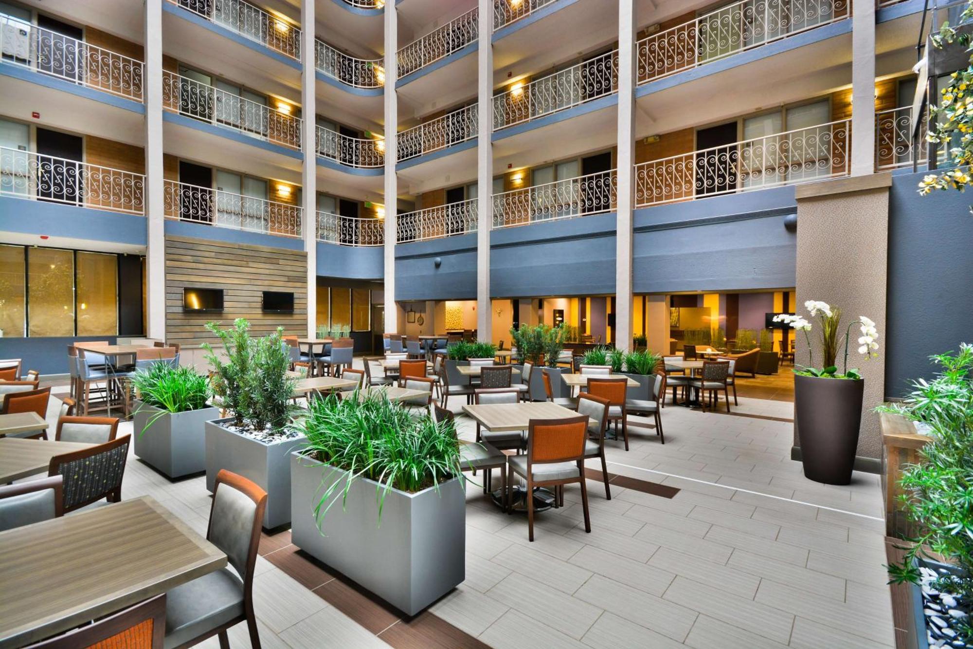 Embassy Suites By Hilton Denver Central Park Exterior foto
