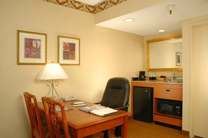 Embassy Suites By Hilton Denver Central Park Exterior foto